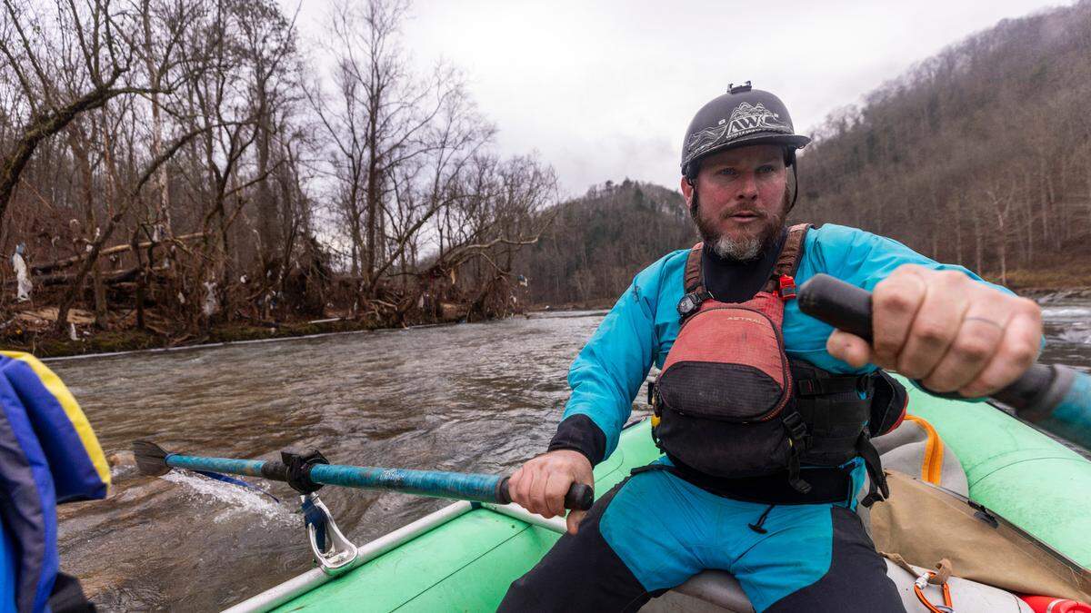 Jon Stamper with Mountain True paddles a raft during clean up effort on the French Broad River on Monday, Jan. 27, 2025. Using private donations, Mountain True launched a pilot program aimed at removing trash out of North Carolina rivers following catastrophic flooding from the remnants of Hurricane Helene last year.