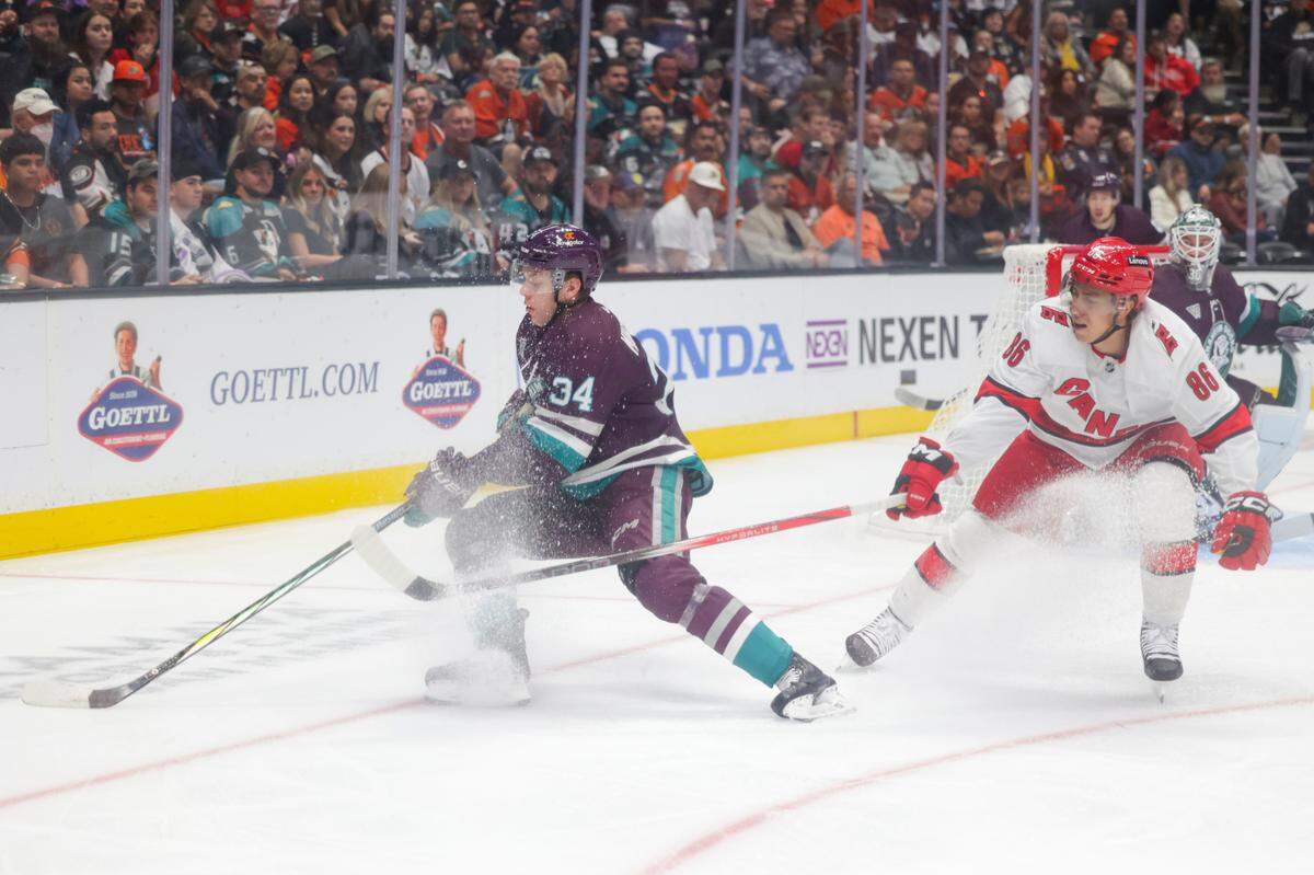 Anaheim Ducks Defensemen Pavel Mintyukov (34) defends the puck against Carolina Hurricanes Left Wing Teuvo Teravainen (86) during the first period at Honda Center.