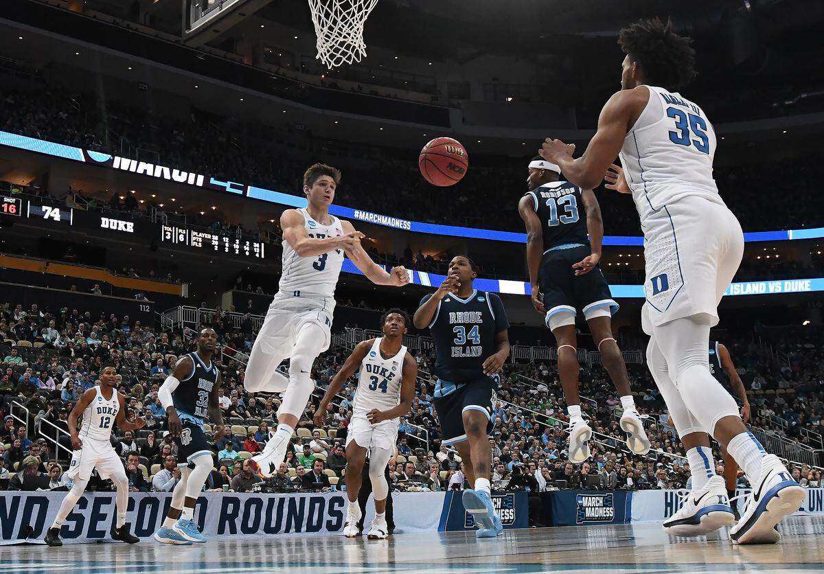 Duke guard Grayson Allen (3) looks to feed teammate Marvin Bagley III (35) under the basket.