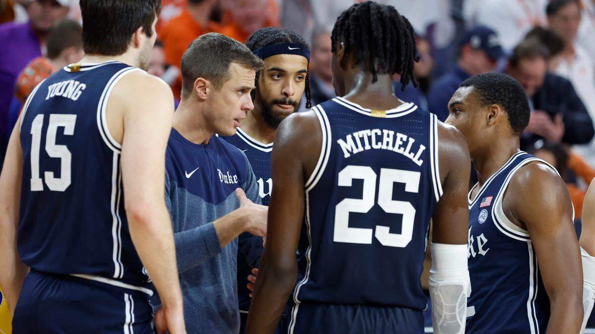 Duke’s head coach Jon Scheyer huddles players including Ryan Young (15), Jacob Grandison (13), Mark Mitchell (25) and Jaylen Blakes (2) during Clemson’s 72-64 victory over the Blue Devils at Littlejohn Coliseum in Clemson, S.C., Saturday, Jan. 14, 2023.