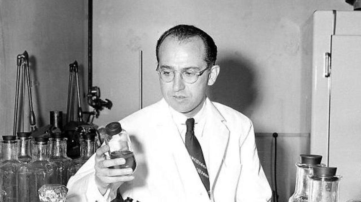 Jonas Salk in his lab at the University of Pittsburgh, 1955 (Photo: AP)