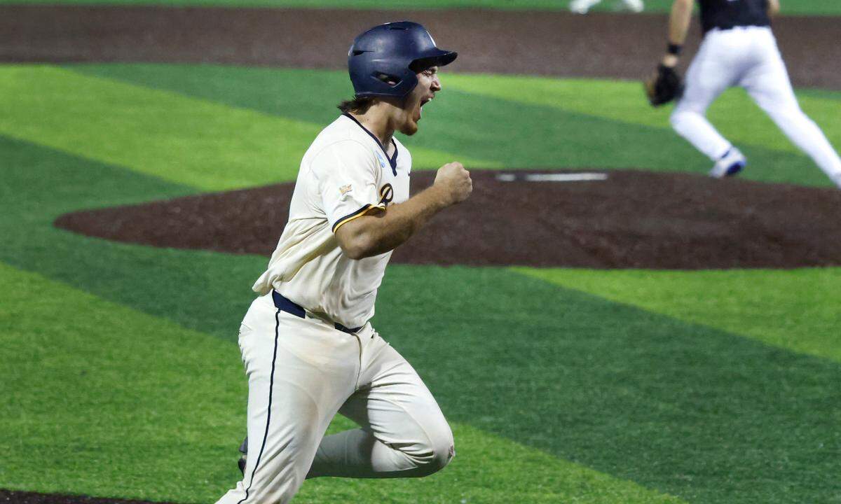 Murray State’s Will Vierling (17) runs home on a triple by Dan Tauken in the eighth inning during Murray State’s 5-4 victory over Duke in the third game of the Durham Super Regional at Jack Coombs Field in Durham, N.C., Monday, June 9, 2025.