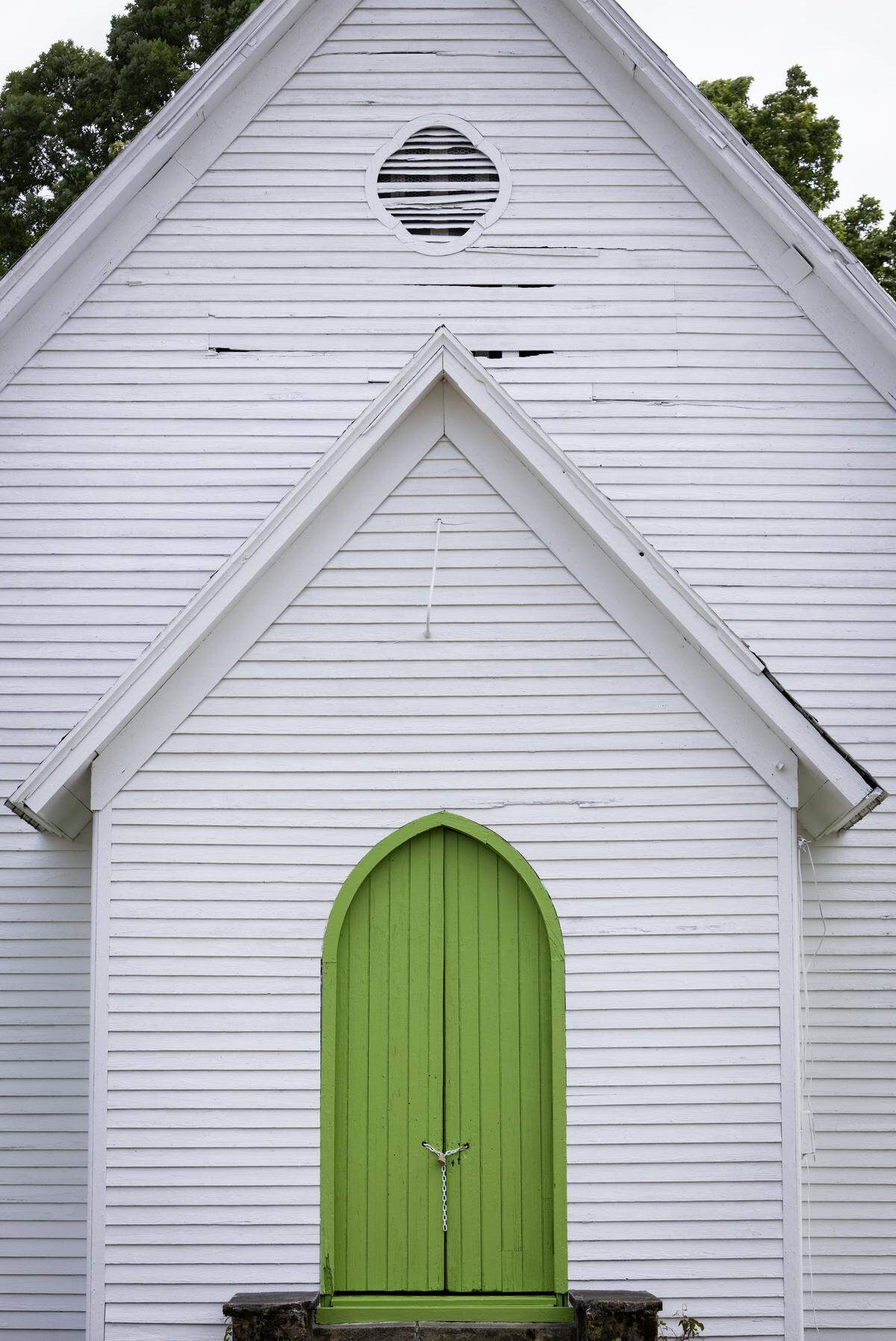 The Oaky Grove Methodist Church was built around 1876 and was once part of what was known as the Walnut Hill community in southeastern Wake County. The church, which is no longer used, was moved to its current location from the nearby Mial Plantation. 