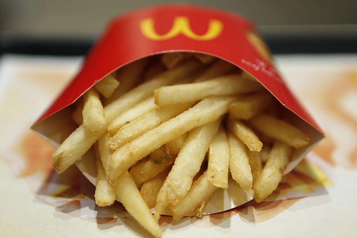 A packet of french fries sit on a tray in this arranged photograph at a McDonald’s restaurant, operated by McDonald’s Holdings Co. Japan Ltd., in Tokyo, Japan, on Wednesday, Jan.7, 2015. McDonald’s Corp.’s Japan business and Cargill Inc. are investigating complaints objects were found in chicken nuggets made by a Cargill factory in Thailand, the restaurant chainâs second food safety crisis in six months. Photographer: Kiyoshi Ota/Bloomberg