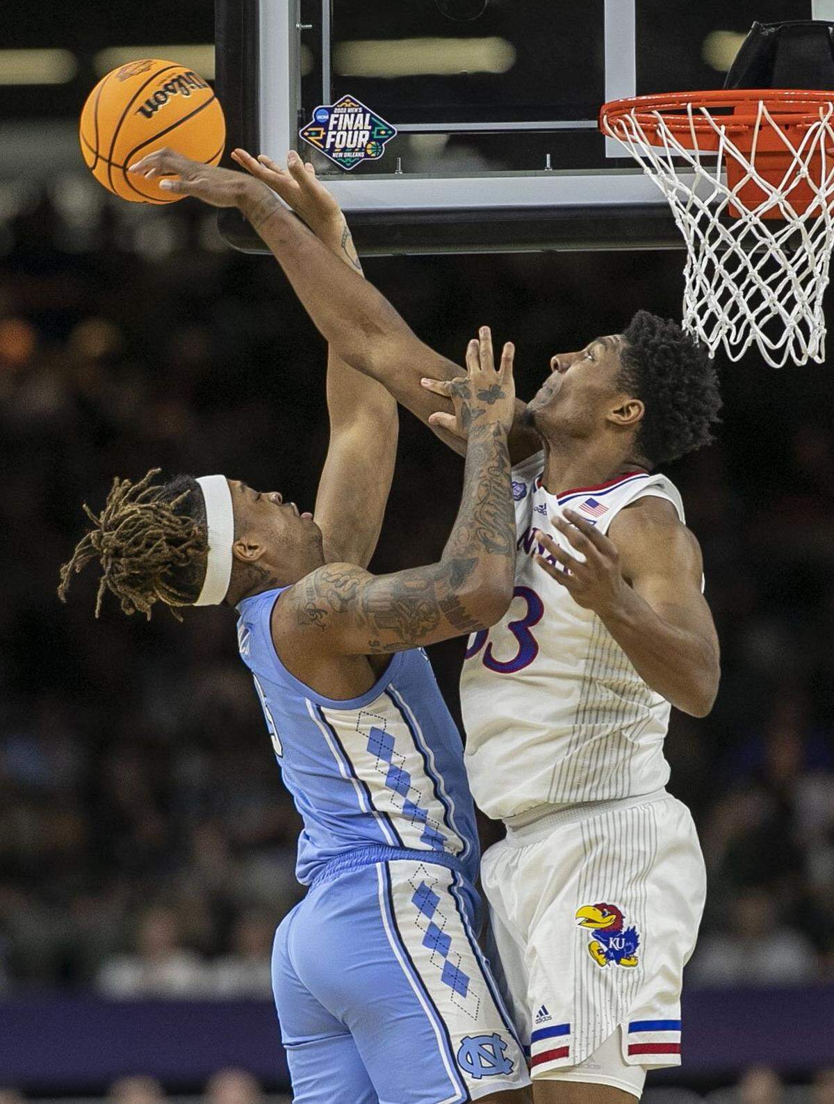 Kansass David McCormack (33) defends North Carolinas Armando Bacot (5) during the first half of the NCAA Championship game on Monday, April 4, 2022 at Caesars Superdome in New Orleans, La.