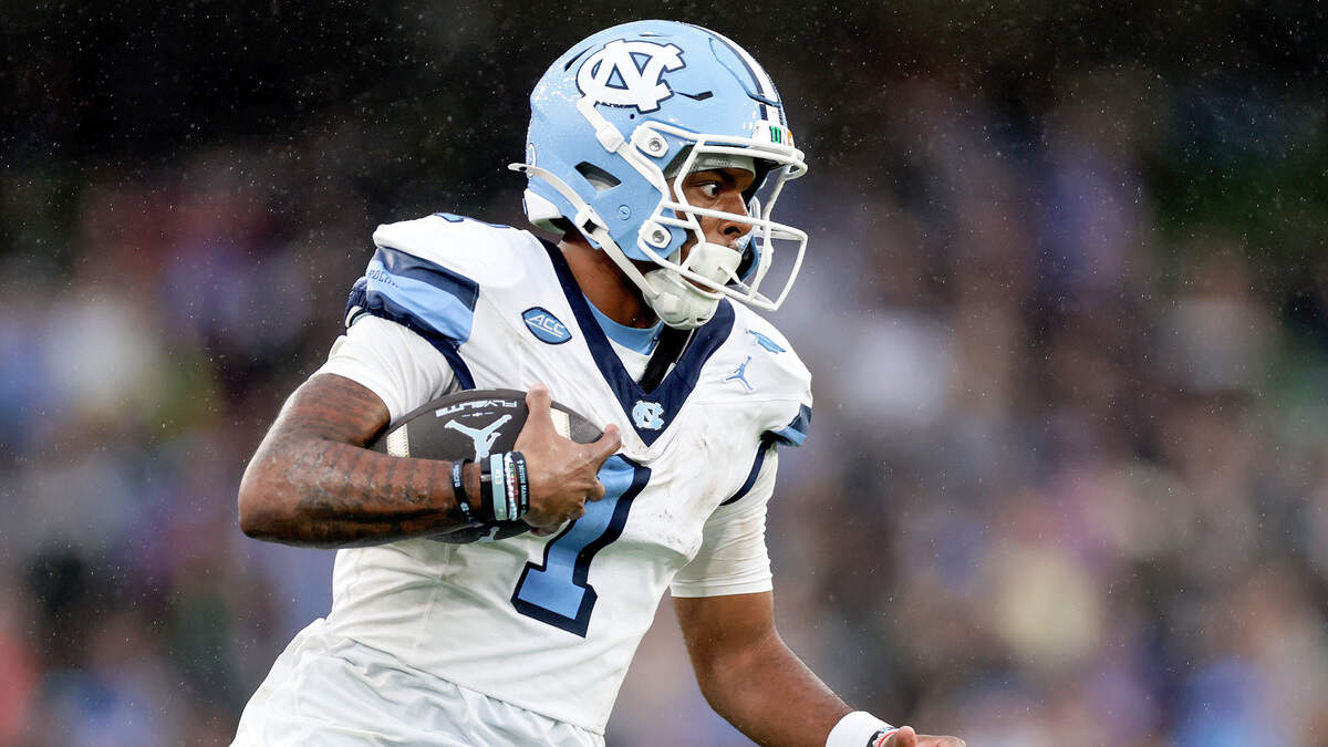 North Carolina Tar Heels wide receiver Jordan Shipp (1) carries the ball in the second half against the TCU Horned Frogs at