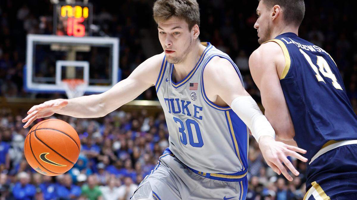 Duke’s Kyle Filipowski (30) drives around Notre Dame’s Nate Laszewski (14) during the first half of Duke’s game against Notre Dame at Cameron Indoor Stadium in Durham, N.C., Tuesday, Feb. 14, 2023.