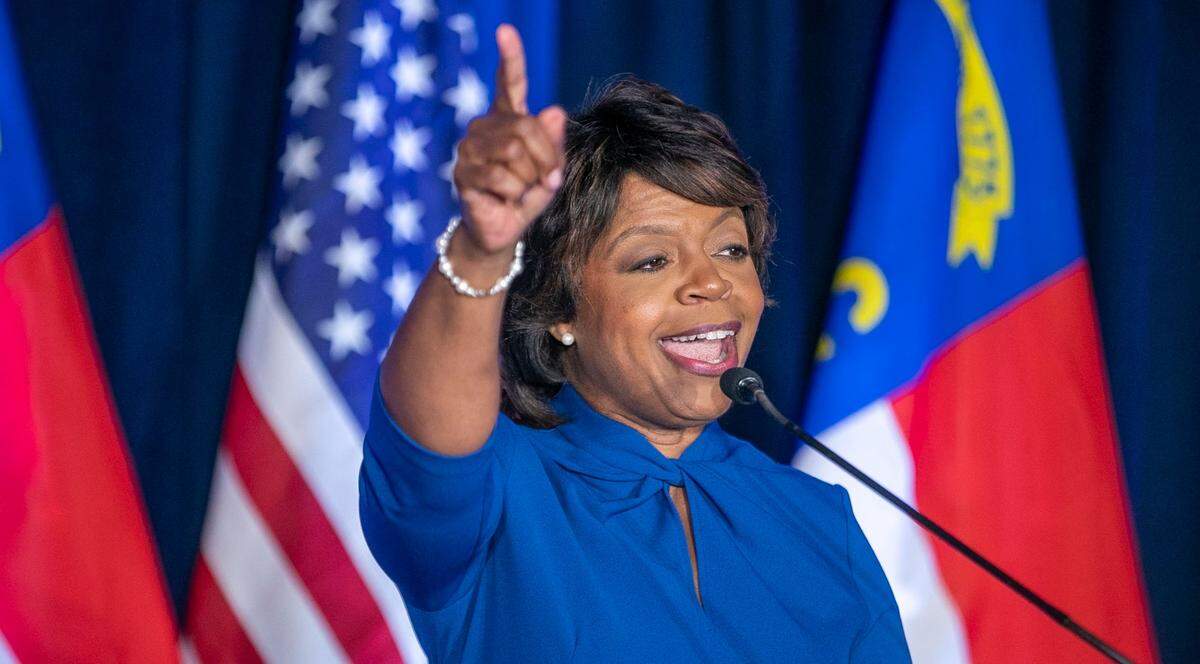 La candidata demócrata al Senado de Estados Unidos, Cheri Beasley, agradece a sus partidarios tras su discurso de aceptación de la victoria en las primarias el martes 17 de mayo de 2022 en Raleigh, Carolina del Norte.