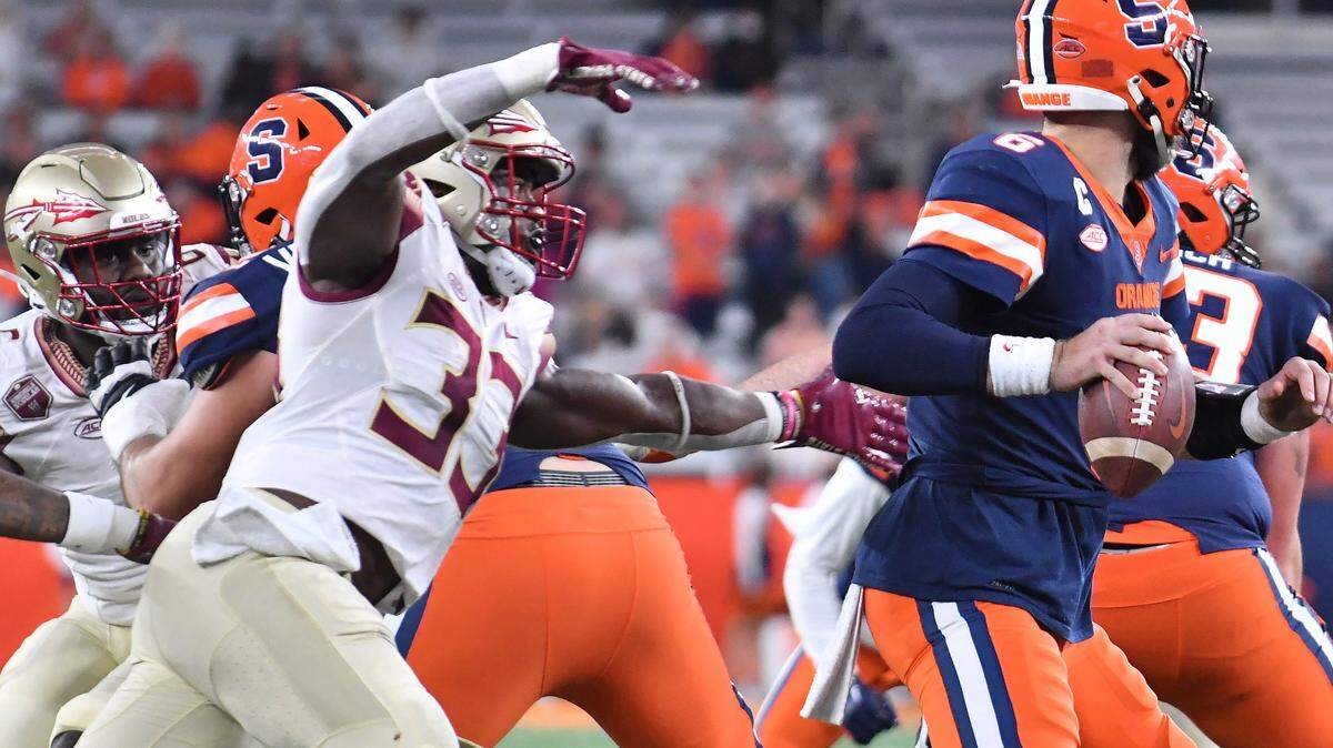 Florida State Seminoles linebacker Amari Gainer (33) bears in on Syracuse Orange quarterback Garrett Shrader (6) to get a sack during their game in Nov. 2022.