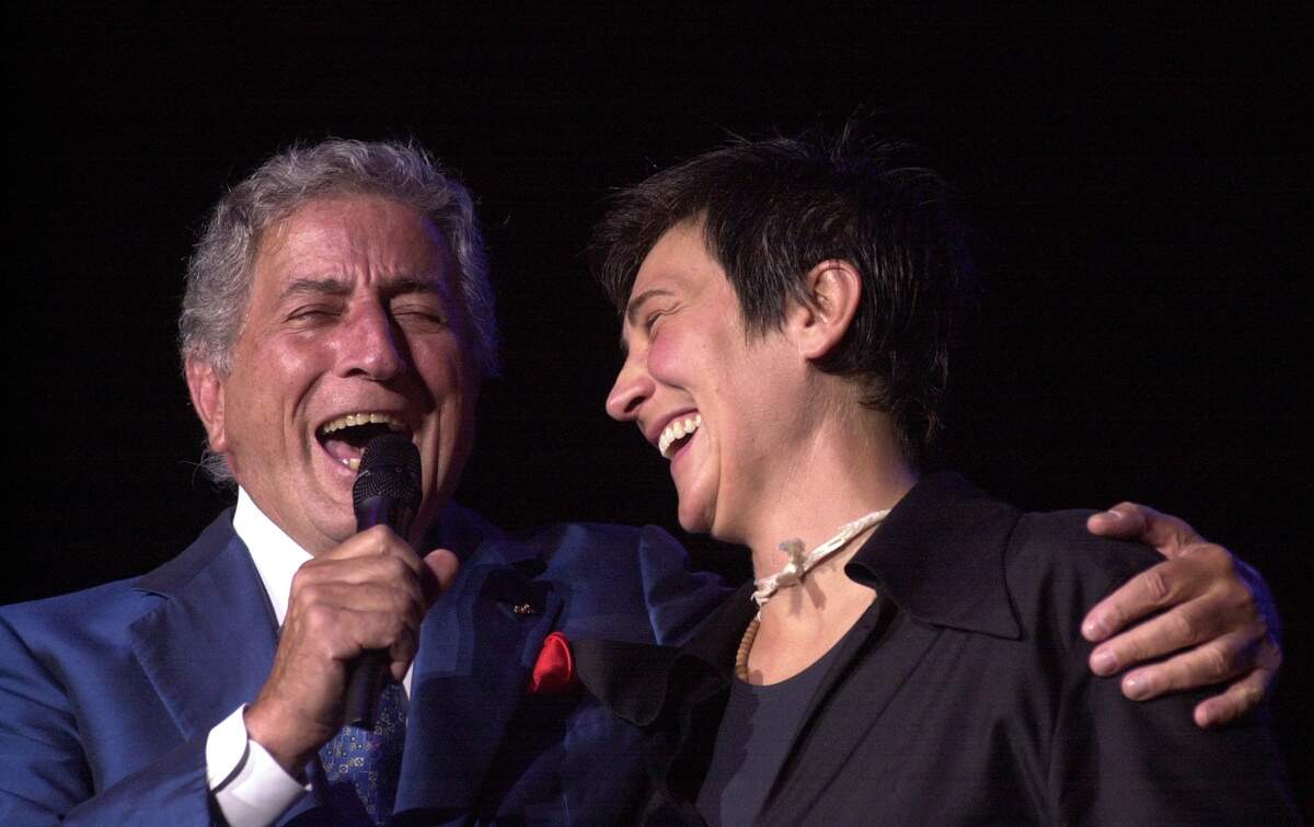 Tony Bennett and k.d. lang sing a duet during their concert at Raleigh’s Walnut Creek Pavillion Aug. 5, 2001.