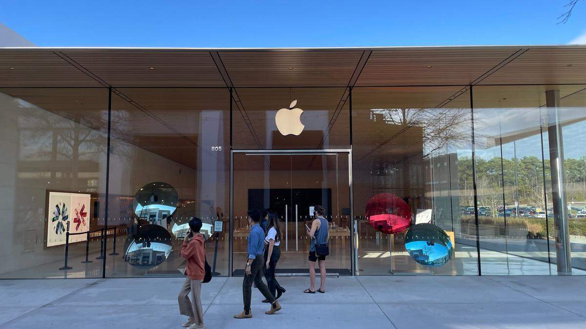 The Apple store at the Streets at Southpoint Mall in Durham, N.C., was closed on Dec. 28, 2021.