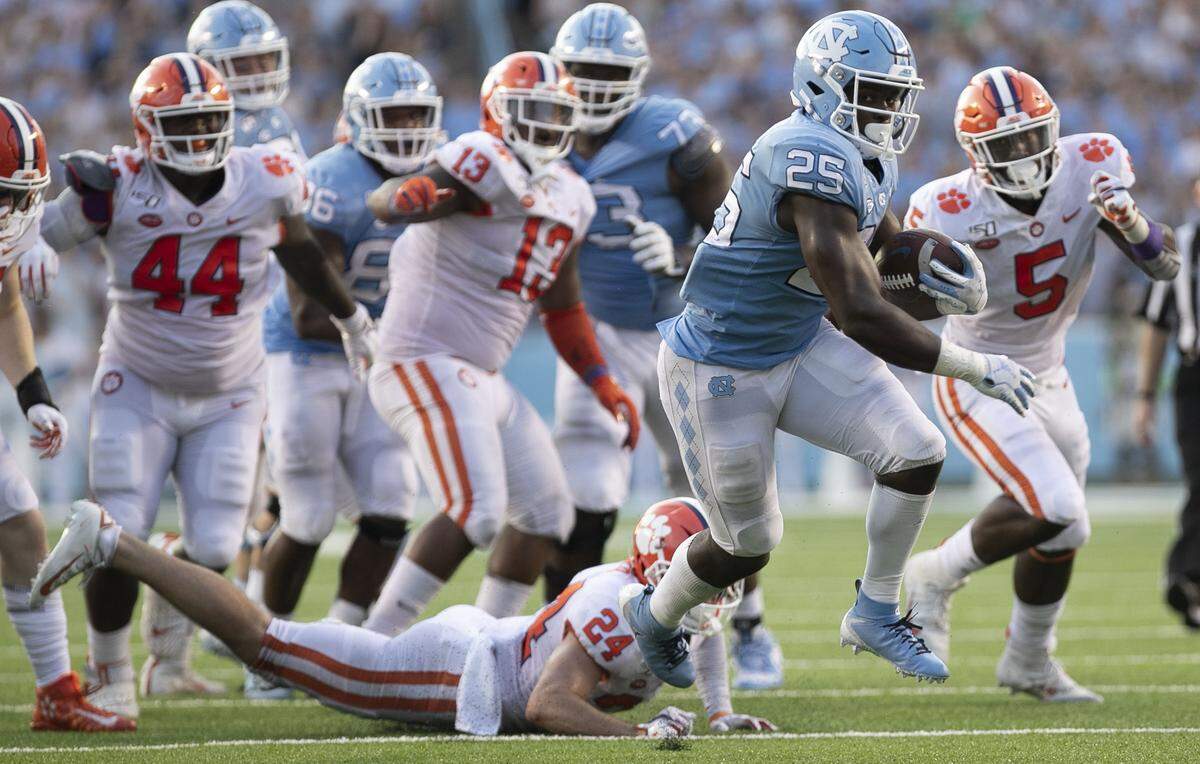 North Carolina’s Javonte Williams (25) breaks open for a 12 yard gain to set up the Tar Heels’ last touchdown late in the fourth quarter on Saturday, September 28, 2019 at Kenan Stadium in Chapel Hill, N.C.