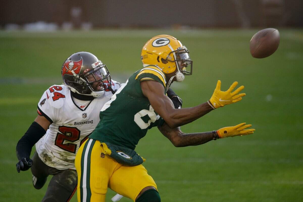Green Bay Packers’ Marquez Valdes-Scantling makes a 50-yard touchdown catch against Tampa Bay Buccaneers’ Carlton Davis during the first half of the NFC championship NFL football game in Green Bay, Wis., Sunday, Jan. 24, 2021.