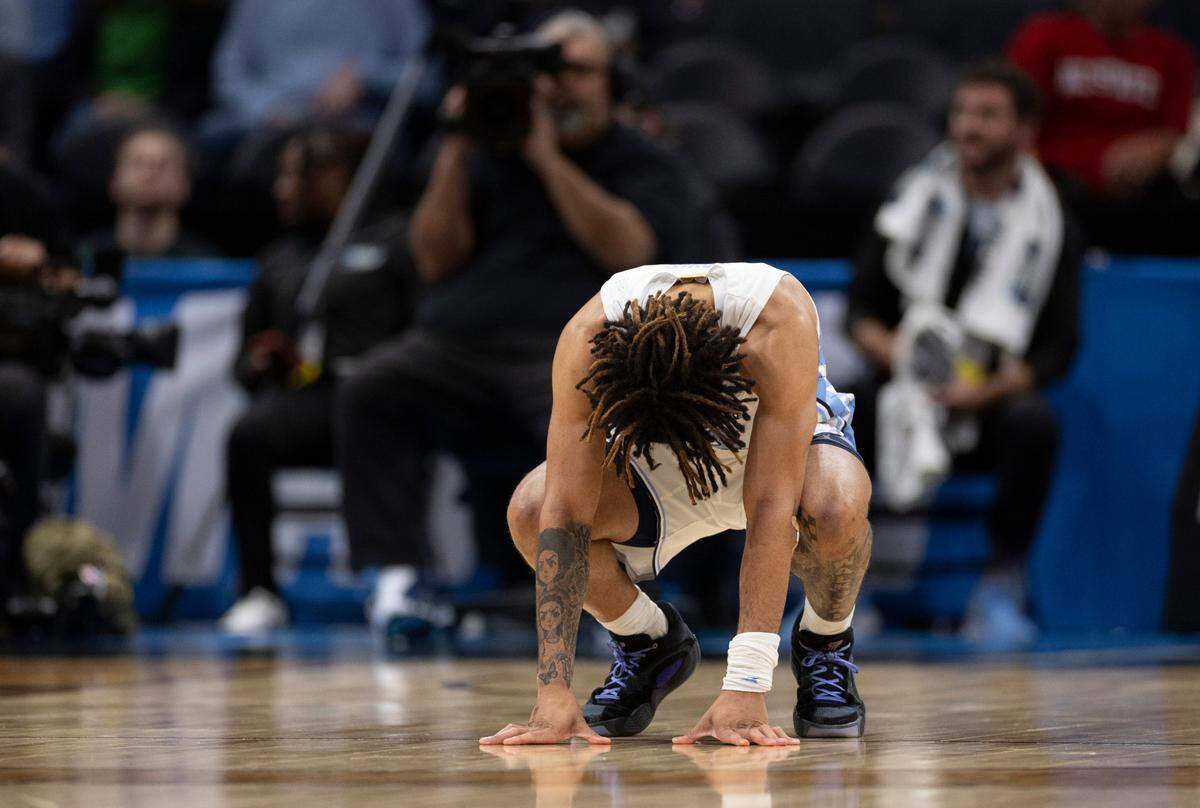 xNorth Carolina’s R.J. Davis (4) goes through his pre-game ritual, a moment of meditation, prior to the Tar Heels’ game against Wagner on Thursday, March 21, 2024 during the NCAA Tournament at Spectrum Center in Charlotte, N.C.