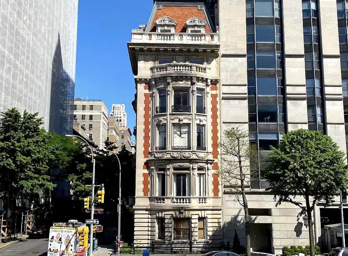1009 Fifth Avenue at East 82nd Street, New York City