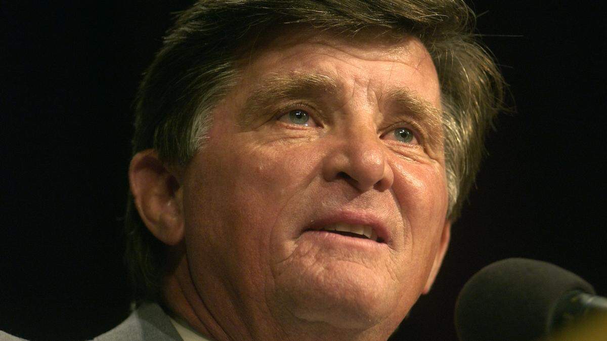 Former UNC quarterback Danny Talbott, pictured here at his induction to the North Carolina Sports Hall of Fame in 2009, died Sunday.