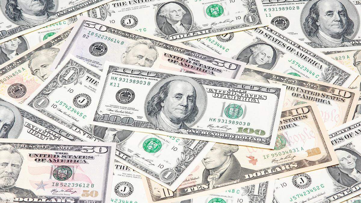 A new study on ​Medicare holders and federal credit reports found that older adults who go on to develop dementia are more likely to miss payments on routine bills up to six years before they are diagnosed with the condition.