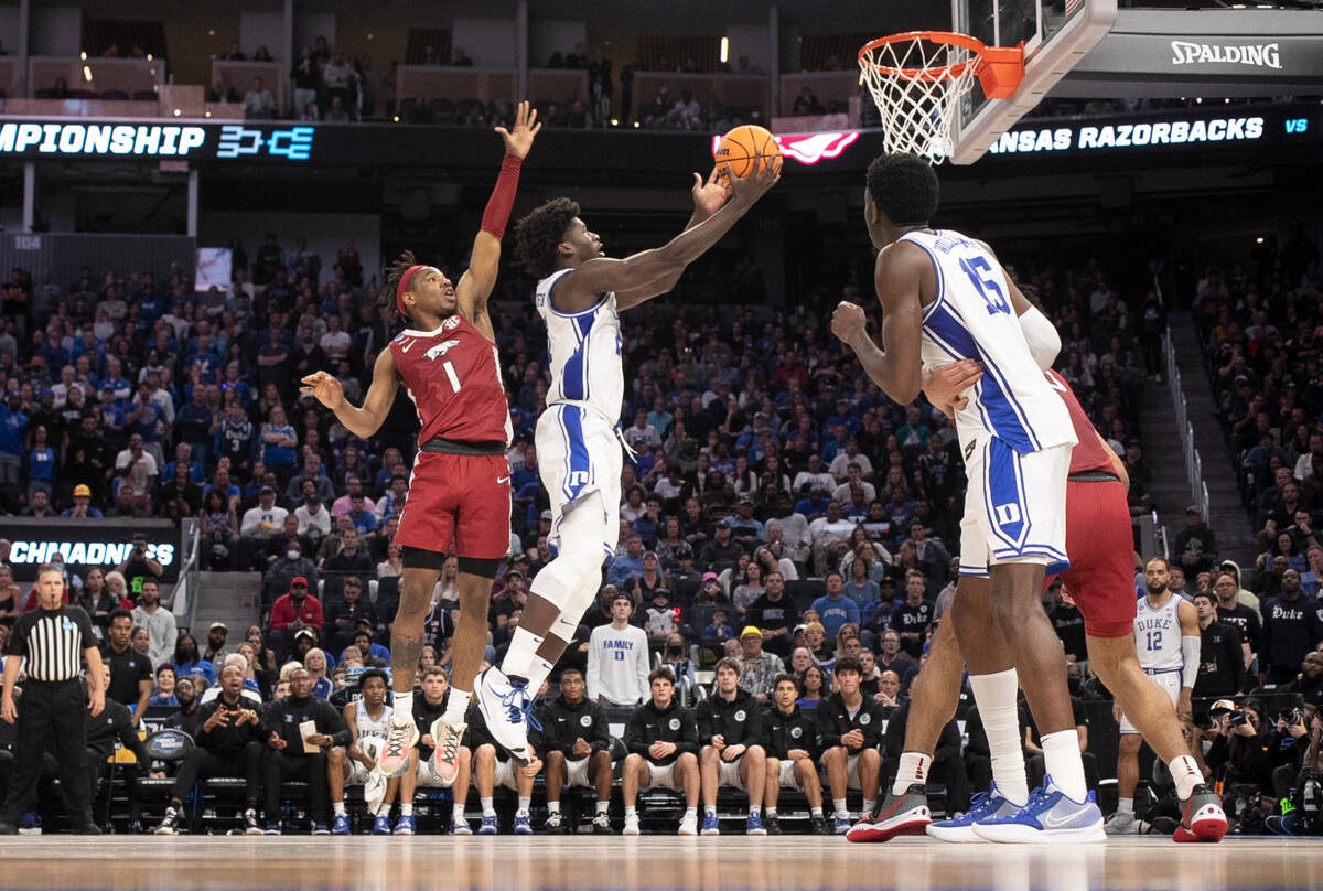 Duke’s AJ Griffin (21) drives to the basket past Arkansas’ JD Notae (1) during Duke’s 78-69 victory over Arkansas in the NCAA Tournament West Regional finals at the Chase Center in San Francisco, Calif., Saturday, March 26, 2022.