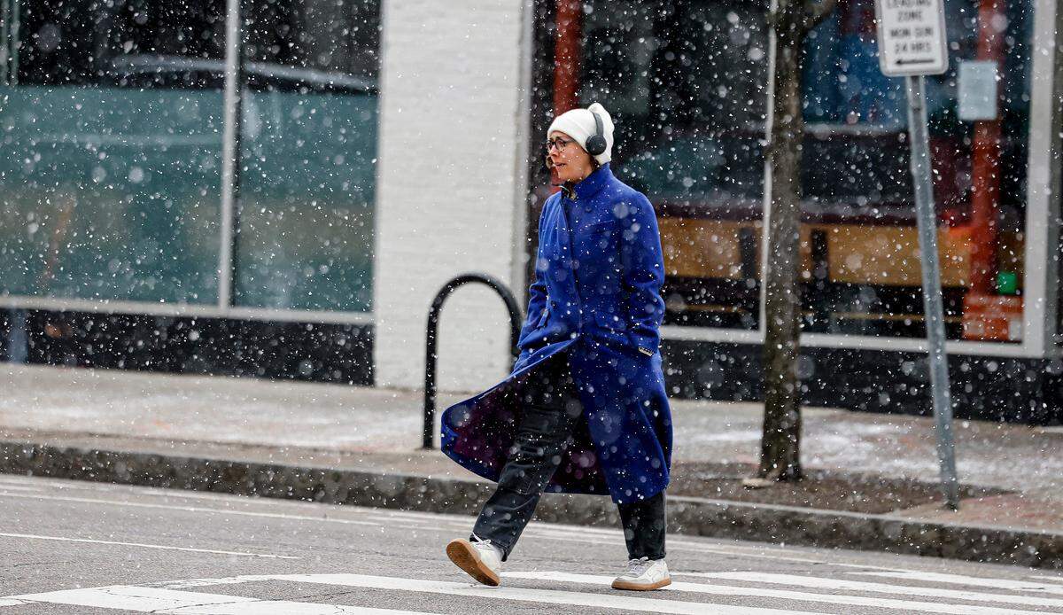 Snow begins to fall in downtown Raleigh late Wednesday morning, Feb. 19, 2025.