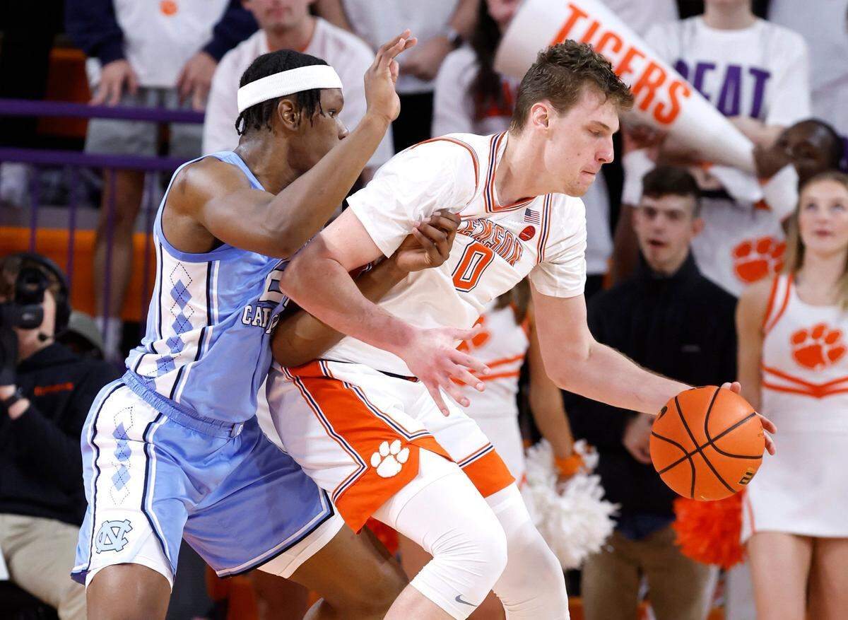 North Carolina’s Ven-Allen Lubin (22) defends Clemson’s Viktor Lakhin (0) during the first half of UNC’s game against Clemson at Littlejohn Coliseum in Clemson, S.C., Monday, Feb. 10, 2025.