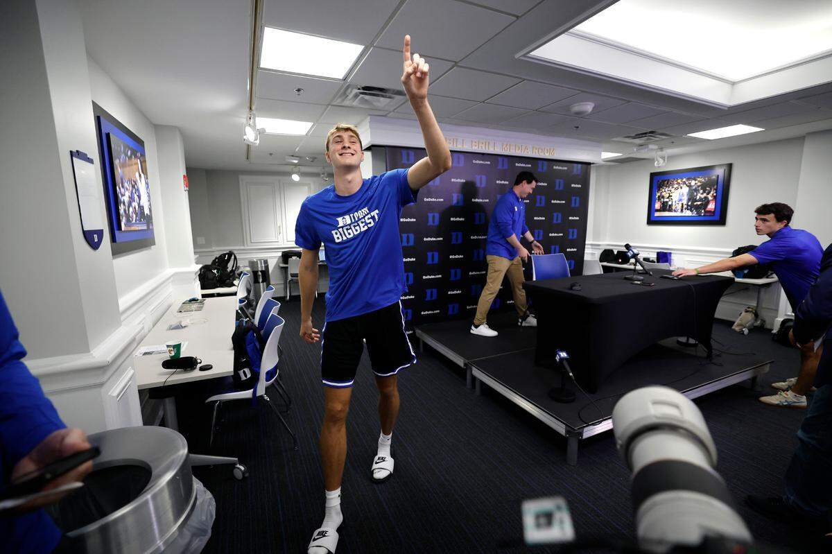 Duke’s Cooper Flagg motions to teammates as they applaud for him after he spoke to the media during Duke basketball’s media day in Durham, N.C., Friday, Sept. 27, 2024.