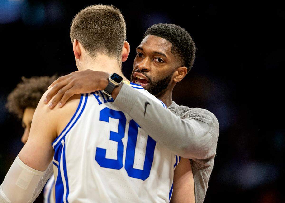 Duke assistant coach Amile Jefferson embraces Kyle Filipowski (30) prior to the Blue Devils’ game against Oral Roberts during the first round of the NCAA Tournament on Thursday, March 16, 2023 at the Amway Center in Orlando, Fla.