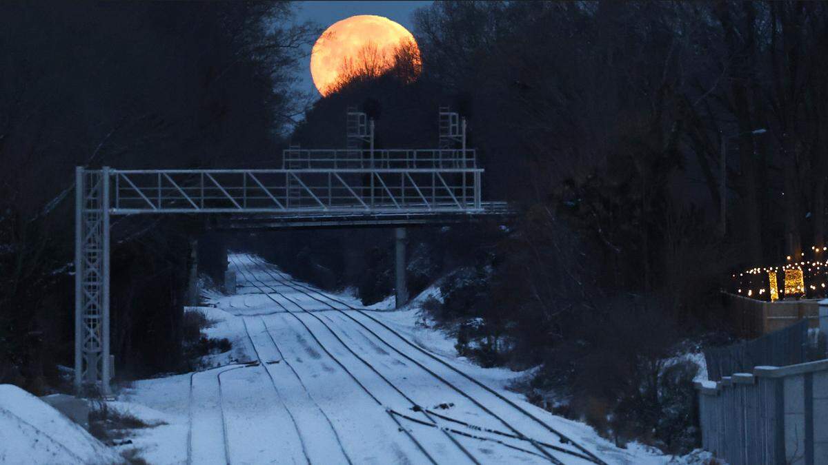 The moon sets as seen from the Boylan Avenue bridge in Raleigh, N.C., Sunday morning, Feb. 1, 2026.