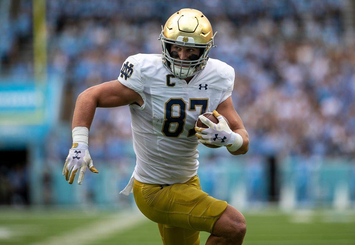 Notre Dame’s Michael Mayer (87) scores, untouched on a 10-yard pass reception from quarterback Drew Pyne (10), to tie the score 7-7 against North Carolina in the second quarter on Saturday, September 24, 2022 at Kenan Stadium in Chapel Hill, N.C.