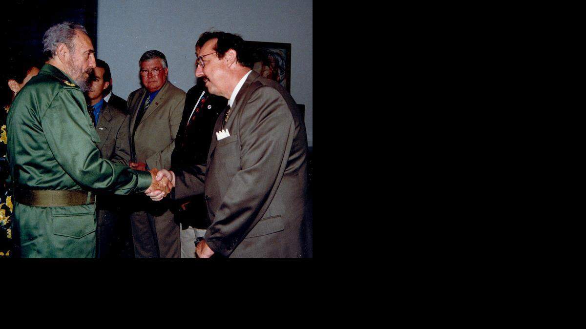 Fidel Castro, left, greets Allan Henderson of Hendersonville on the right at a 2002 state dinner in Havana.
