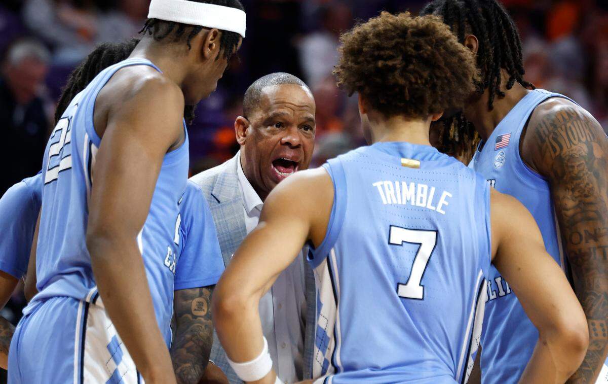 North Carolina head coach Hubert Davis talks to his team, including Ven-Allen Lubin (22) and Seth Trimble (7) during the second half of Clemson’s 85-65 victory over UNC at Littlejohn Coliseum in Clemson, S.C., Monday, Feb. 10, 2025.
