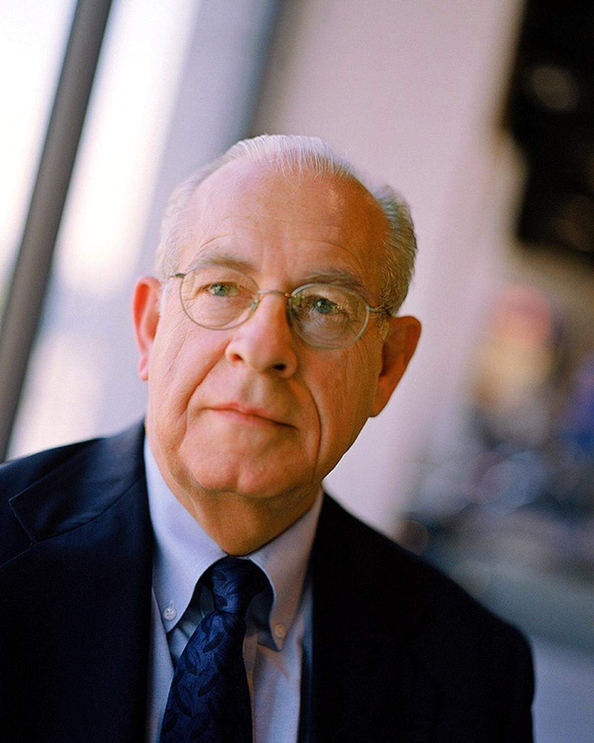 Carl Kasell, former NPR broadcaster and UNC alumni.