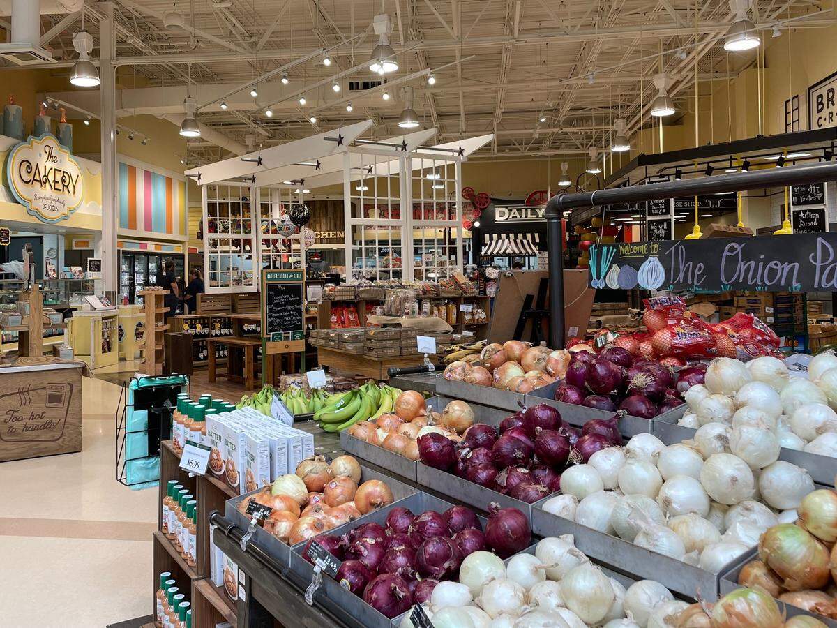 Lowes Foods will open a supermarket in fast-growing Indian Land, in October.