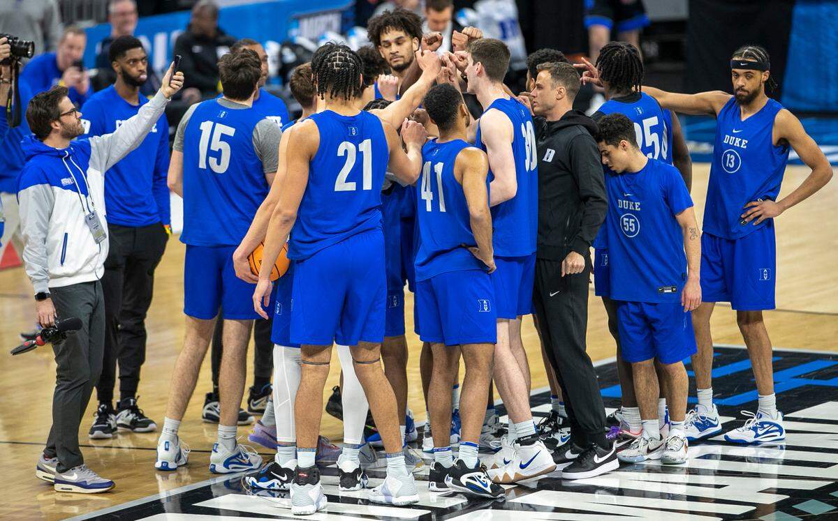Duke head coach Jon Scheyer huddles with his players during the Blue Devils’ practice on Wednesday, March 15, 2023 at the Amway Center in Orlando, Fla.
