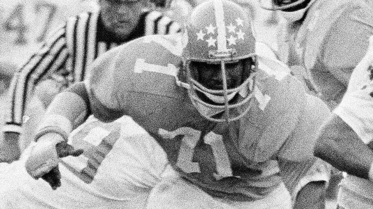 North Carolina's Dee Hardison, shown here in the Peach Bowl against Kentucky on Dec. 31, 1976, died on Saturday.