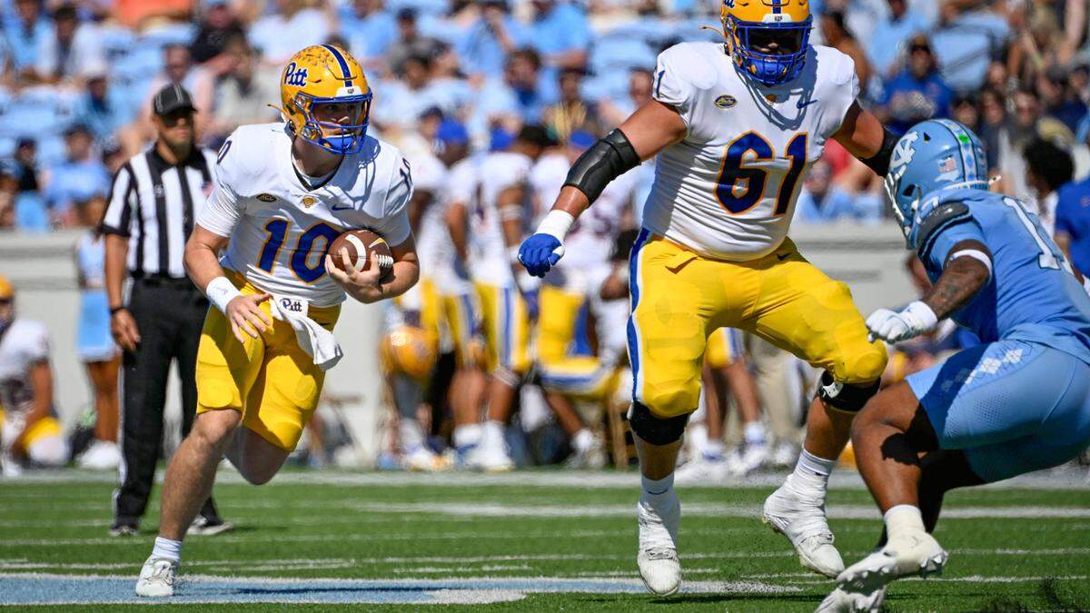 Pittsburgh Panthers quarterback Eli Holstein (10) runs with the ball in the first quarter at Kenan Memorial Stadium.
