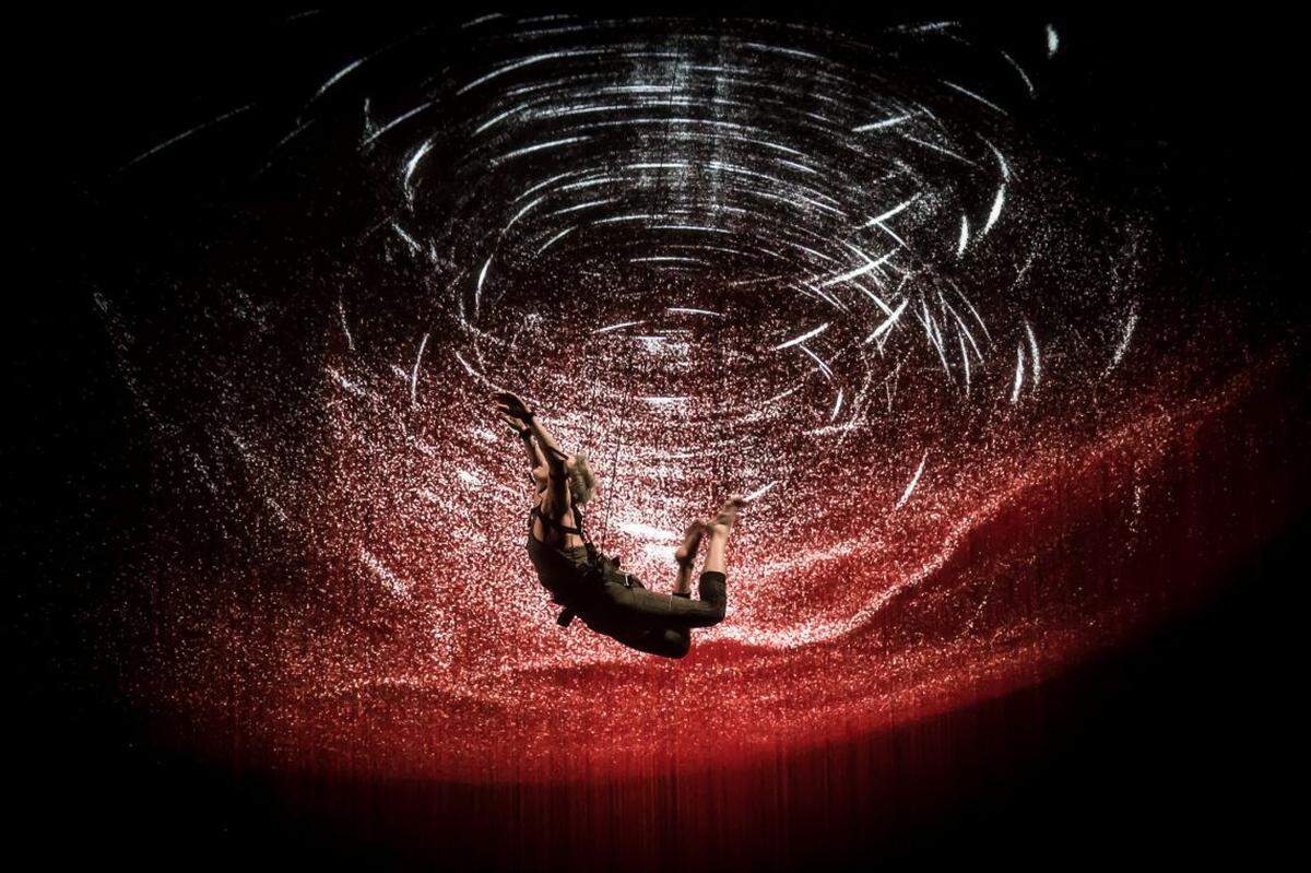 No two performances are alike when Dökk takes the stage. Each show is “data driven in real time and synthesized from four sources: the show’s score, the movement of the performer, her heartbeat, and the emotional analysis of what people around the world are posting at that moment on social media.”