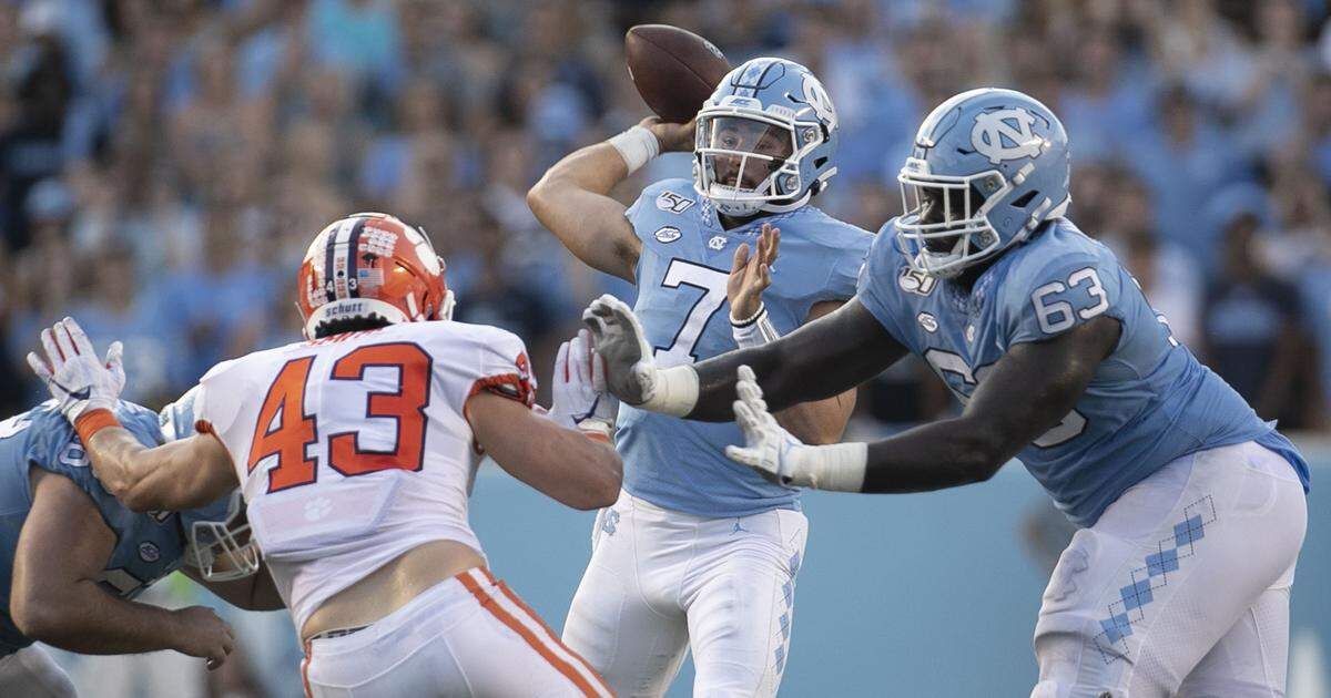 North Carolina quarterback Sam Howell (7) looks for receiver Toe Groves on the Tar Heels’ final drive of the game, picking up seven yards and a first down on Saturday, September 28, 2019 at Kenan Stadium in Chapel Hill, N.C. Howell was 15-27 for 144 yards and two touchdowns in the Tar Heels’ 21-20 loss to Clemson.
