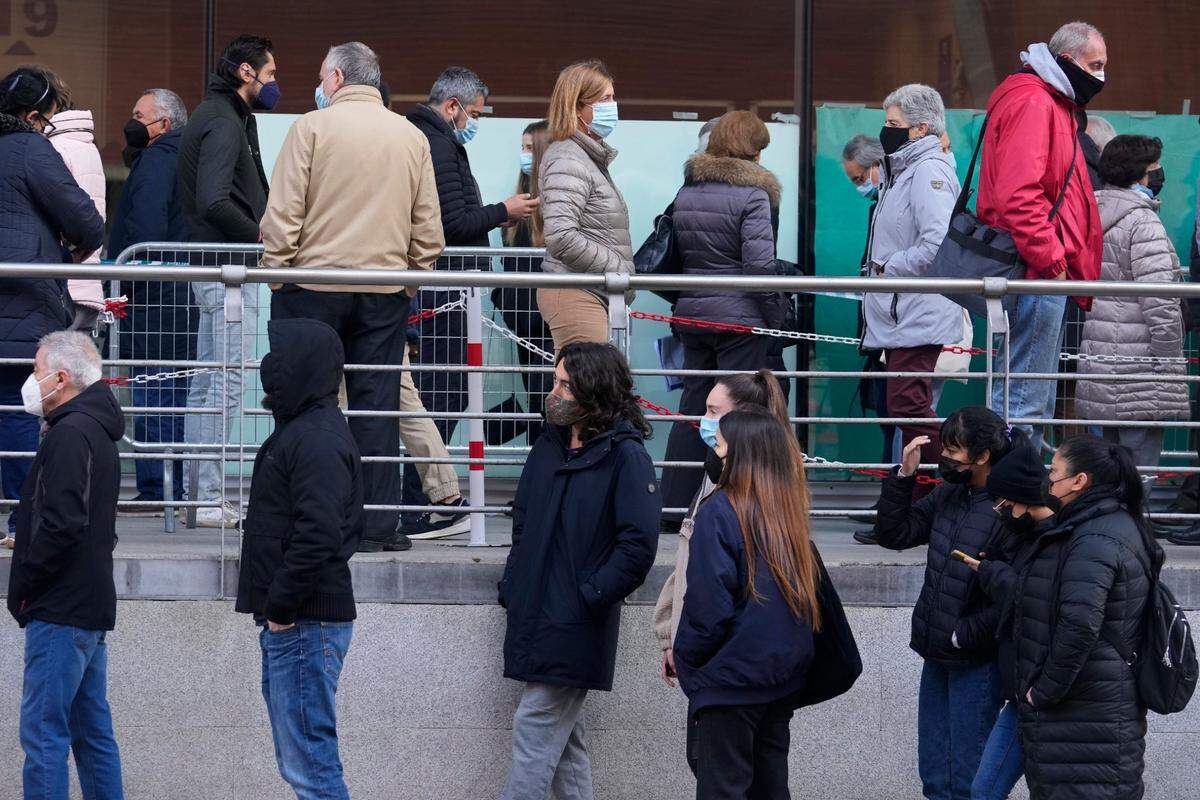 People queue for Pfizer COVID-19 vaccinations in the Wizink Center in Madrid, Spain, Wednesday, Dec. 1, 2021. Health authorities in the Spanish capital have confirmed a second case of the omicron coronavirus variant in a 61-year-old woman who had returned from a trip to South Africa on Monday. (AP Photo/Paul White)