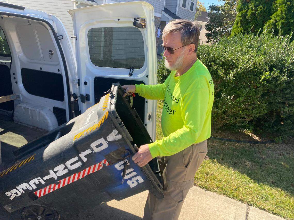Gus Vandermeeren decided to start his garbage collecting hobby while watching British football on the couch. “If I can do it,” he asks, “why not?”
