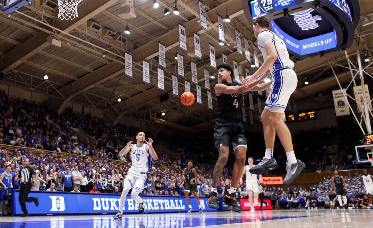 On a breakaway, Duke’s Cooper Flagg (2) passes to Tyrese Proctor (5) for an easy two points in the second half of Duke’s 88-65 victory over Virginia Tech at Cameron Indoor Stadium in Durham, N.C., Tuesday, Dec. 31, 2024.