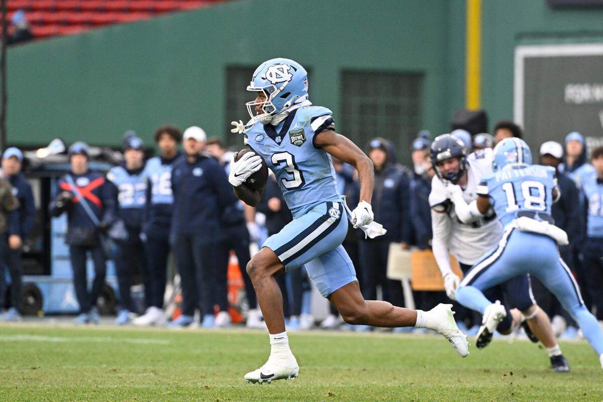 North Carolina Tar Heels wide receiver Chris Culliver (3) returns a kick for a touchdown against the Connecticut Huskies during the first half at Fenway Park.