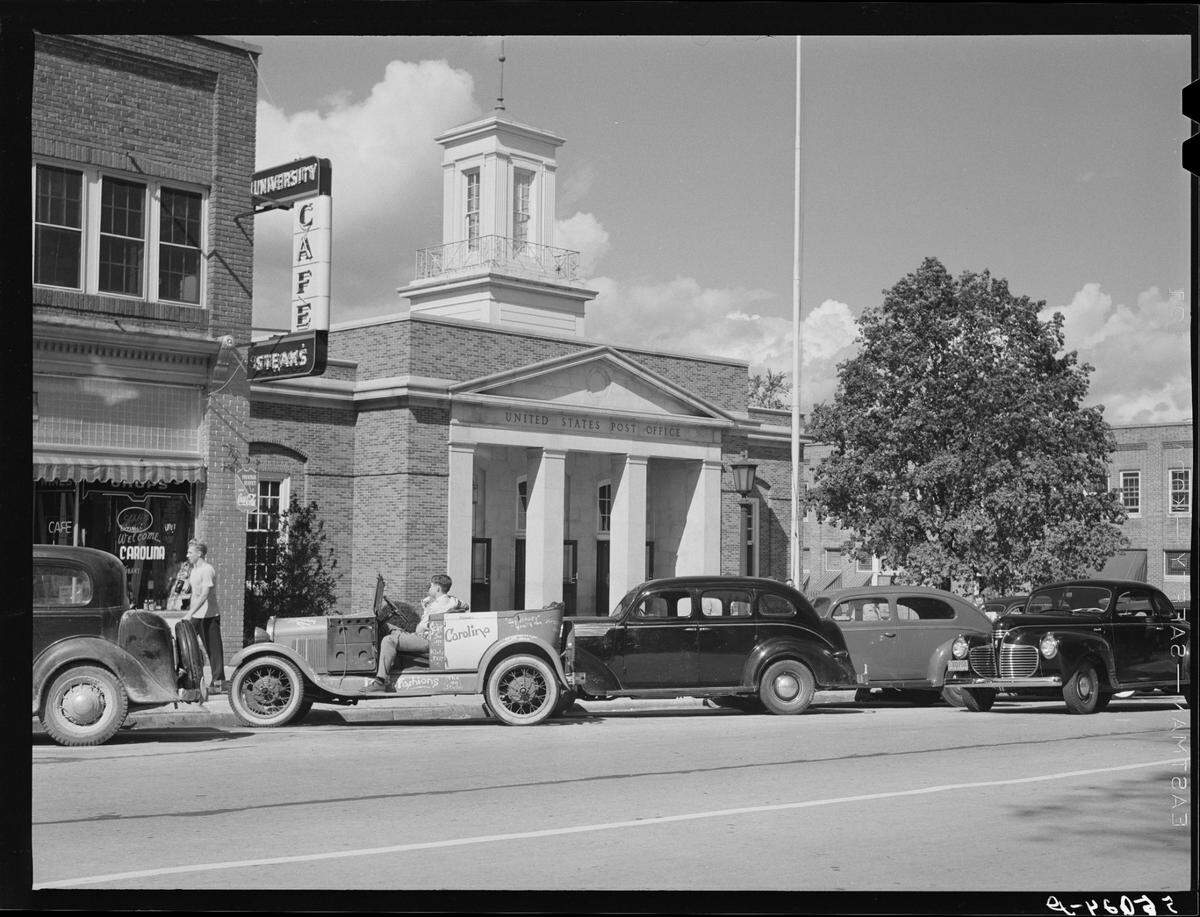 Franklin Street in downtown Chapel Hill, 1939. The U.S. Post Office still stands at the corner of Franklin and Henderson streets.