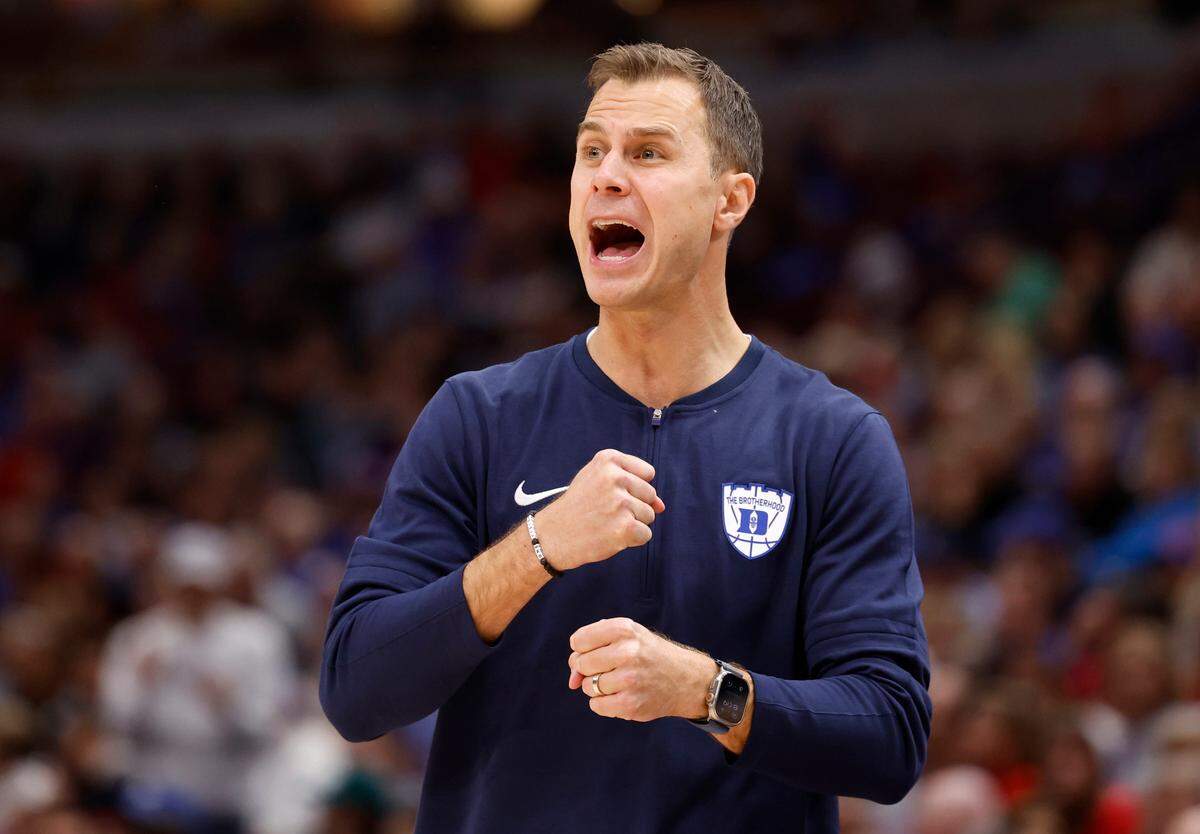Duke head coach Jon Scheyer yells to his team during the second half of Duke’s 74-65 victory over Michigan State in the Champions Classic at the United Center in Chicago, IL, Tuesday, Nov. 14, 2023.
