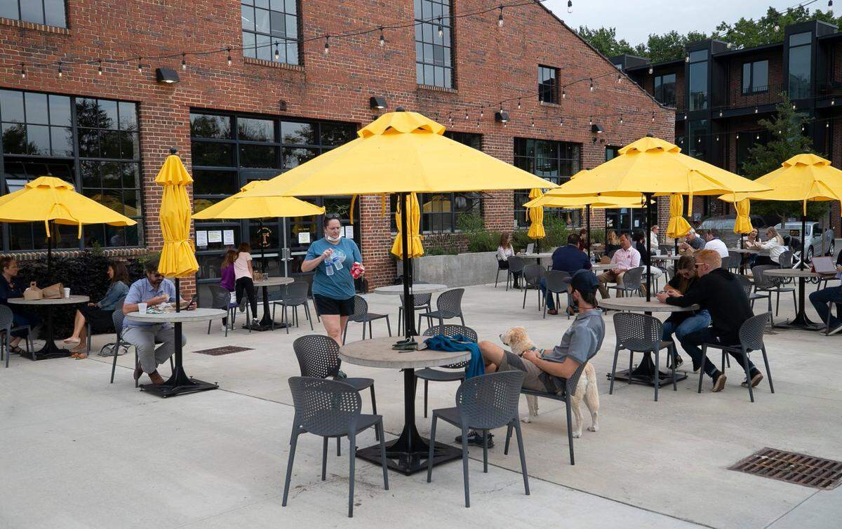Transfer Co. Food Hall visitors can eat their food and drinks from vendors such as Benchwarmers Bagels and Che Empanadas inside or on the outdoor patio. 