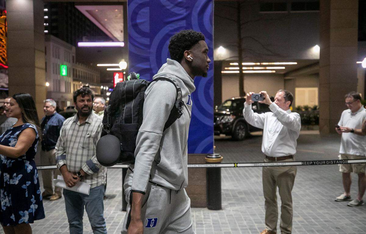 Duke’s Mark Williams walks into the team hotel, The InterContinental, for the NCAA Final Four on Tuesday, March 29, 2022 in New Orleans, La.