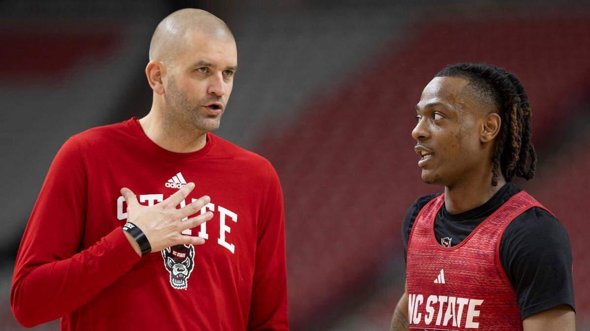 N.C. State assistant coach Joel Justus talks with D.J. Horne (0) during their practice on Friday, April 5, 2024, as they prepare for their NCAA National Semi-Final game against Purdue at State Farm Stadium in Glendale, AZ.