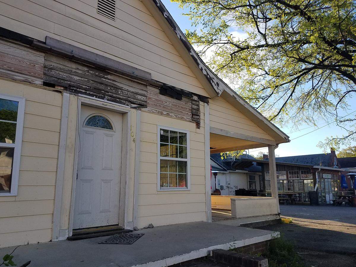 The owners of Al’s Burger Shack and Italian Pizzeria III will open Yellow House Tacos, named for the yellow building behind their West Franklin Street restaurants. They will paint the currently abandoned building a bright yellow.