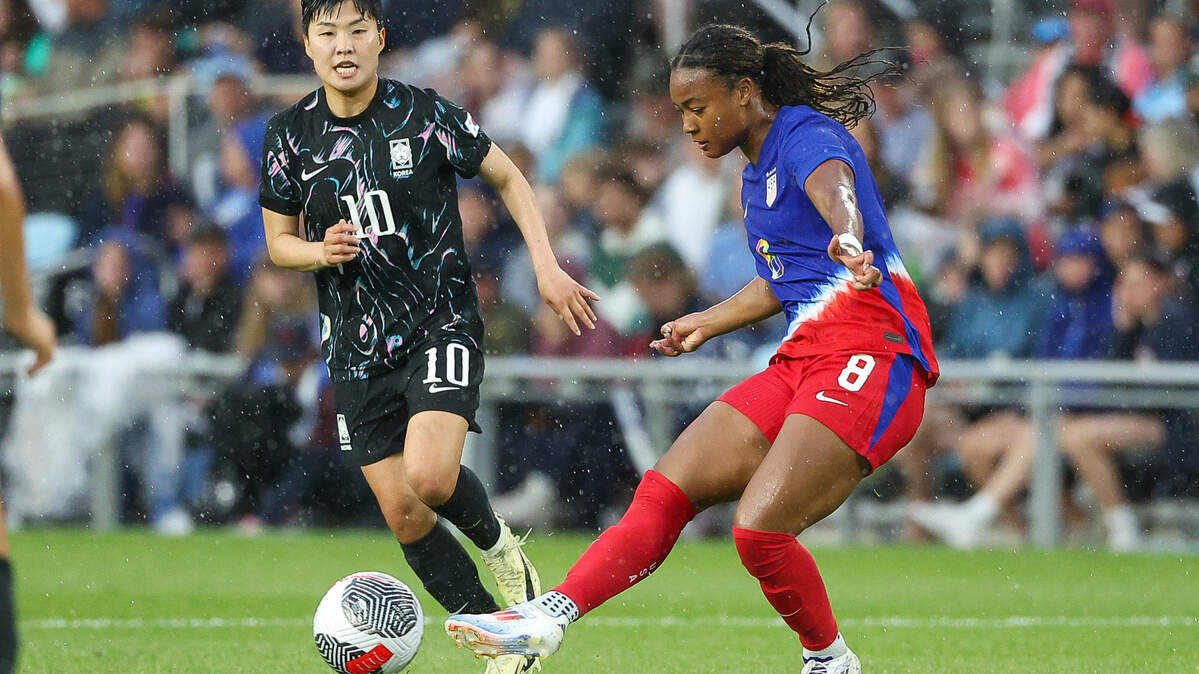 Jun 4, 2024; St. Paul, Minnesota, USA; US Women’s National Team forward Jaedyn Shaw (8) and Korea Republic midfielder Ji Soyun (10) compete for the ball during the second half at Allianz Field.