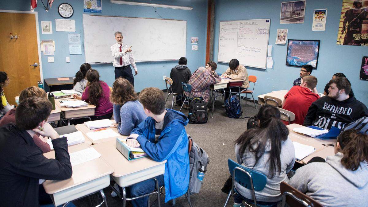 Kenny Felder, a math teacher at Raleigh Charter High School, explains repeating decimals to calculus students in February 2019.