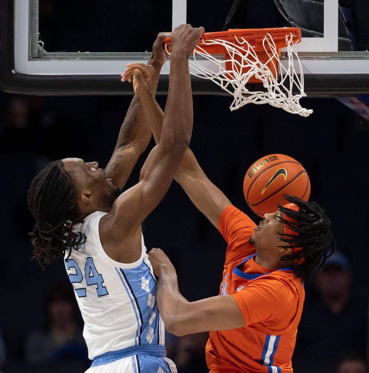 North Carolina forward Jae’Lyn Withers (24) dunks over Florida’s Sam Alexis (4) in the first half during the Jumpman Invitational on Tuesday, December 17, 2024 at the Spectrum Center in Charlotte, N.C.